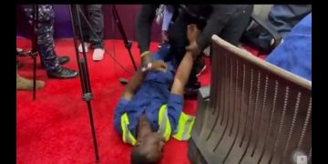 HOT VIDEO: Security Man Collapse At Pure FM After Seeing Shatta Wale ‘Feeli Feeli’ First Time In His Life