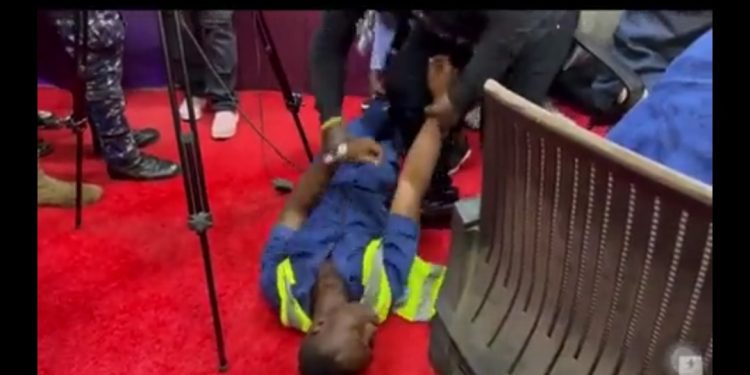HOT VIDEO: Security Man Collapse At Pure FM After Seeing Shatta Wale ‘Feeli Feeli’ First Time In His Life