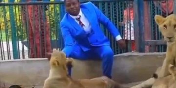 Pastor Locks Himself In Lion’s Cage At The Zoo To Prove To Church Members That He’s The Most Powerful Man Of God In The World (Video)