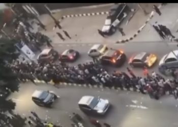 Hundreds Of Nigerians Storm President Tinubu’s Residence, Say They Won’t Leave Until He Gives Each Of Them Christmas Gift