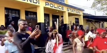 Shocking Video: Man Accused Of Betraying Jesus And Having Him Killed On The Cross Some 2000 Years Ago Arrested In Ghana,Taken To Sekondi Police Station