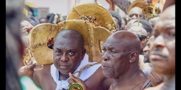Photo Of KNUST Professor Carrying Asantehene’s Golden Stool Sparks Intense Debate On Social Media