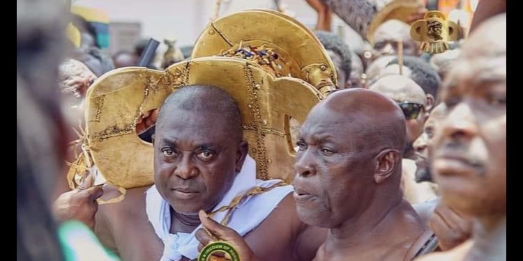 Photo Of KNUST Professor Carrying Asantehene’s Golden Stool Sparks Intense Debate On Social Media