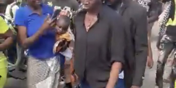Fresh Video: Married Man Gets Stuck In Another Man’s Wife During S€xual Interc0urse-Forced To March Through Busy Streets