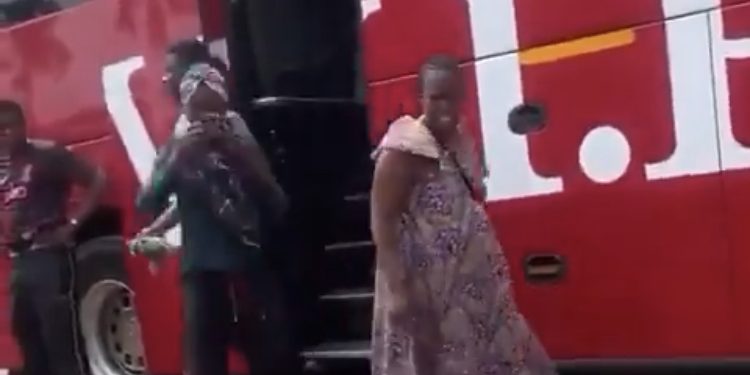 Passengers In Tamale VIP Bus Forced To Discontinue Journey Midway After An Elderly Man Accidentally Blasted Them With Fart Accompanied With Faeces—Watch Video