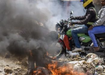 Violent Demonstrations In Kenya After President Gifted 20 Million Cash To A Church, President Falls From Moving Vehicle